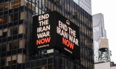 Un écran lumineux affiche "Arrêtez la guerre maintenant", à Times Square, New York, le 30 avril 2026 ( AFP / Adam GRAY )