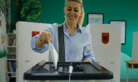 Une femme vote aux élections législatives à Tirana, en Albanie, le 11 mai 2025 ( AFP / Adnan Beci )