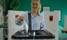Une femme vote aux élections législatives à Tirana, en Albanie, le 11 mai 2025 ( AFP / Adnan Beci )