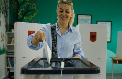 Une femme vote aux élections législatives à Tirana, en Albanie, le 11 mai 2025 ( AFP / Adnan Beci )