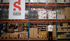Un logo du fabricant français d'électroménager Groupe SEB est visible à l'usine Groupe Seb Moulinex lors d'une visite pour annoncer le programme de recyclage du gouvernement français en Mayenne