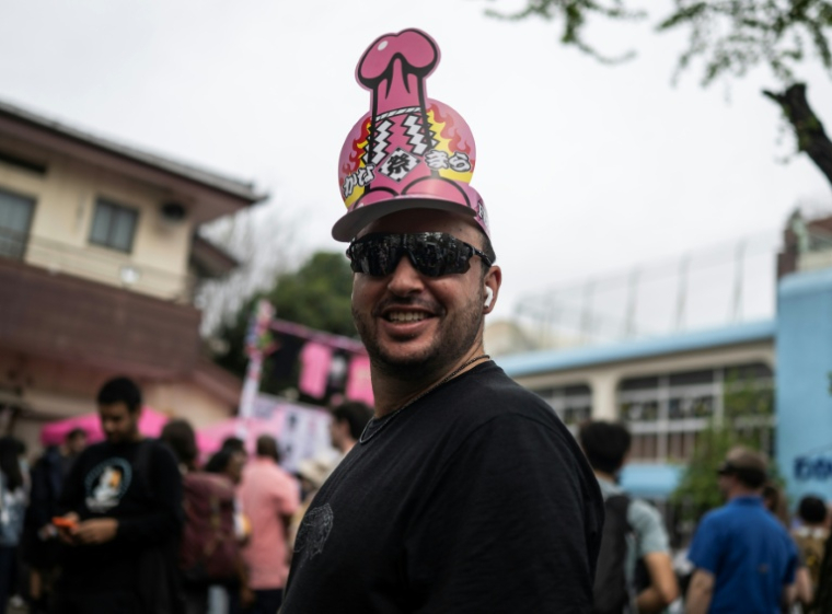 Un touriste durant le festival Kanamara à Kawasaki, près de Tokyo, le 5 avril 2026  ( AFP / Andrew CABALLERO-REYNOLDS )