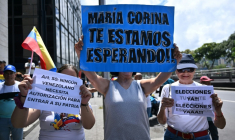 Des manifestants réclament le retour au Venezuela de la cheffe de l'opposition Maria Corina Machado, à Caracas le 24 septembre 2026  ( AFP / Juan BARRETO )