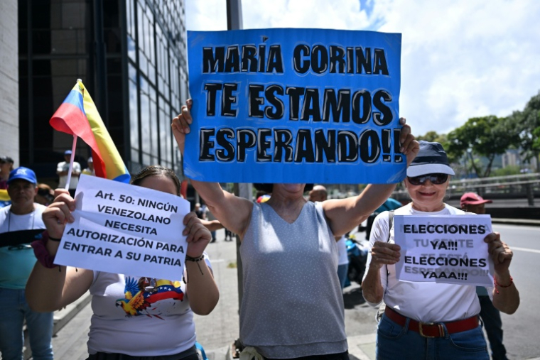 Des manifestants réclament le retour au Venezuela d'une des cheffe de file de l'opposition, Maria Corina Machado, à Caracas le 24 septembre 2026  ( AFP / Juan BARRETO )