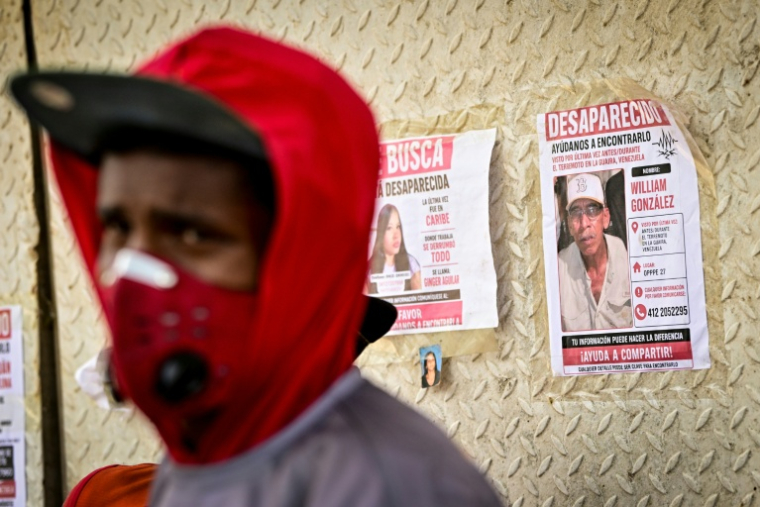 Affiches de disparus après le double séisme au Venezuela, le 6 juillet 2026 à Caraballeda, dans l'Etat de La Guaira ( AFP / MARTIN BERNETTI )