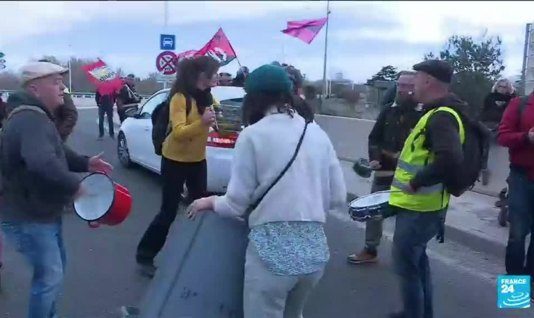 Réforme des retraites : les blocages après le 49.3 se multiplient partout en France