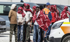 Des migrants au port de commerce de Boulogne-sur-Mer, le 4 août 2026 ( AFP / Sameer AL-DOUMY )