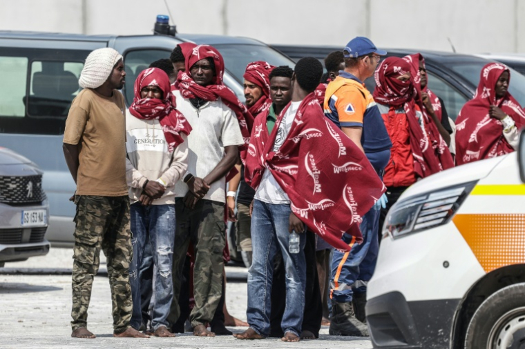 Des migrants au port de commerce de Boulogne-sur-Mer, le 4 août 2026 ( AFP / Sameer AL-DOUMY )