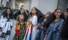Des Tigréennes, en robes et coiffures traditionnelles, célèbrent à Addis Abeba, le 22 août 2026, la fête d'Ashenda, originaire du Tigré ( AFP / Marco Simoncelli )