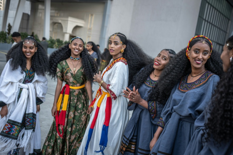 Des Tigréennes, en robes et coiffures traditionnelles, célèbrent à Addis Abeba, le 22 août 2026, la fête d'Ashenda, originaire du Tigré ( AFP / Marco Simoncelli )