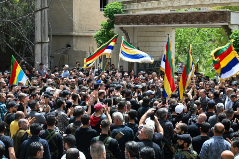 Des membres de la communauté druze assistent aux funérailles de sept personnes tuées lors d'affrontements avec les forces de sécurité syriennes, le 30 avril 2025 à Damas ( AFP / LOUAI BESHARA )