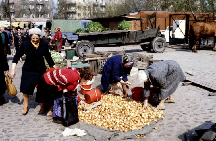 Vente de légumes sur un marché à Varsovie, en mai 1982 ( AFP / GABRIEL DUVAL )