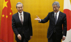 Le ministre des Affaires étrangères japonais Takeshi Iwaya et son homologue chinois Wang Yi le 22 mars 2025. ( POOL / EUGENE HOSHIKO )