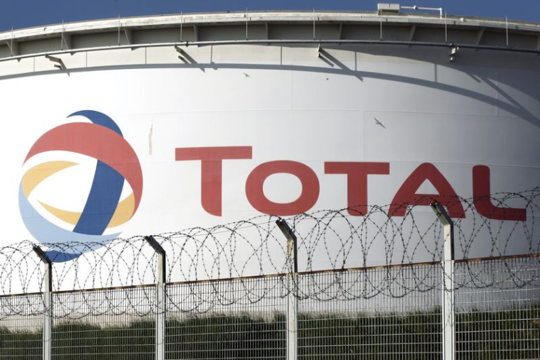 Vue d'un réservoir de stockage à la raffinerie de Grandpuits du géant pétrolier français Total