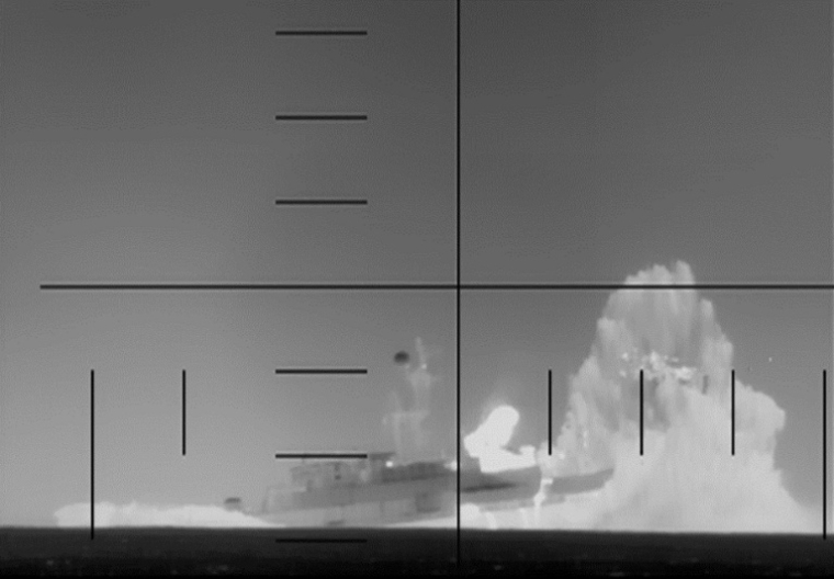 Image tirée d'une vidéo diffusée par le département américain de la Défense le 4 mars 2026 montrant, selon ce dernier, des images filmées par périscope d'un sous-marin de l'US Navy tirant sur un navire de guerre iranien et le coulant dans l'océan Indien ( US Department of Defense / - )
