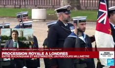 Elizabeth II : affluence entre Buckingham et Westminster pour le passage du cercueil de la reine