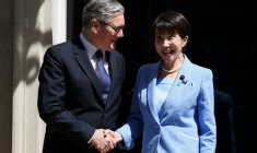 Le Premier ministre britannique Keir Starmer accueille la Première ministre japonaise Sanae Takaichi au 10 Downing Street, le 14 juin 2026 à Londres ( POOL / Toby Shepheard )