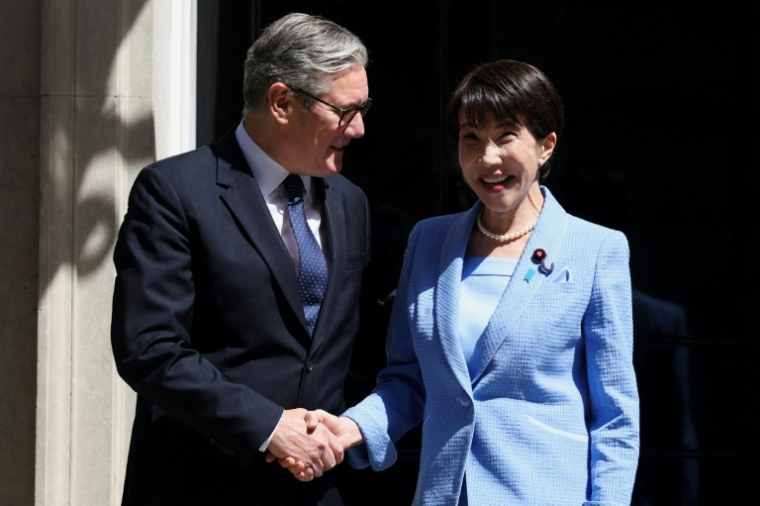 Le Premier ministre britannique Keir Starmer accueille la Première ministre japonaise Sanae Takaichi au 10 Downing Street, le 14 juin 2026 à Londres ( POOL / Toby Shepheard )