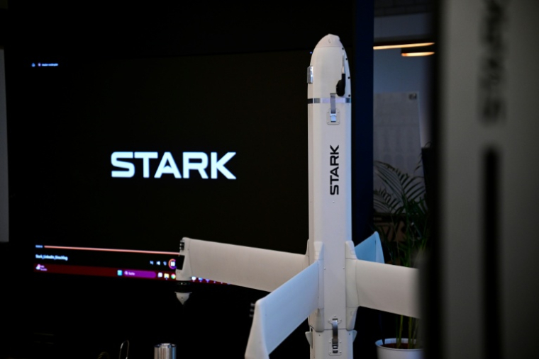 Un drone de combat Virtus de la start-up du secteur de la défense Stark, le 10 décembre 2025 à Berlin ( AFP / Tobias SCHWARZ )