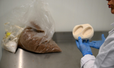 Une employée de la société belge Permafungi présente un emballage biodégradable produit à partir de champignons, le 12 novembre 2025 à Bruxelles ( AFP / Nicolas TUCAT )