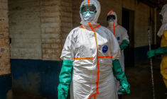 Des agents de santé en combinaison de protection dans la zone d'isolement des patients atteints d'Ebola à l'hôpital général de Mongbwalu, le 23 mai 2026 en RDC ( AFP / Seros MUYISA )