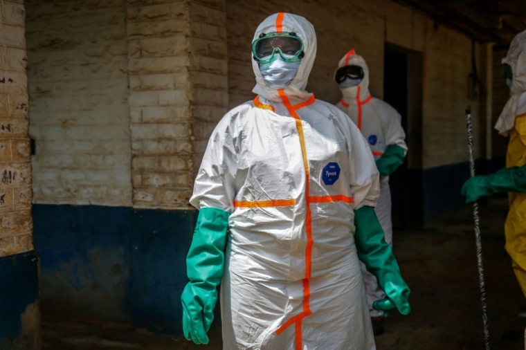 Des agents de santé en combinaison de protection dans la zone d'isolement des patients atteints d'Ebola à l'hôpital général de Mongbwalu, le 23 mai 2026 en RDC ( AFP / Seros MUYISA )