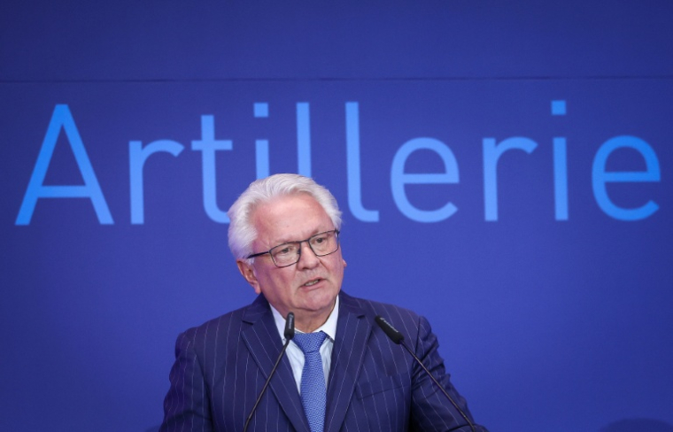 Le PDG de l'entreprise allemande Armin Papperger fait un discours lors de l'inauguration d'une usine de munitions, le 27 août 2025 à Unterlüss (Allemagne) ( AFP / Ronny HARTMANN )