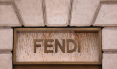Le logo de la maison de mode Fendi est visible devant une boutique à Milan, en Italie