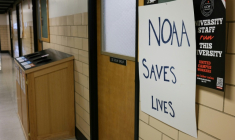 Une affiche dans un couloir de l'université du Colorado, à Boulder dans le Colorado, le 12 mai 2026 ( AFP / Ulysse BELLIER )