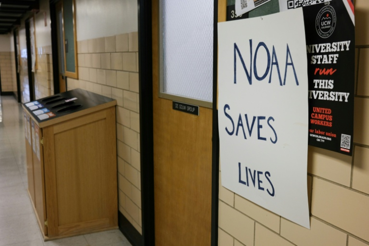 Une affiche dans un couloir de l'université du Colorado, à Boulder dans le Colorado, le 12 mai 2026 ( AFP / Ulysse BELLIER )