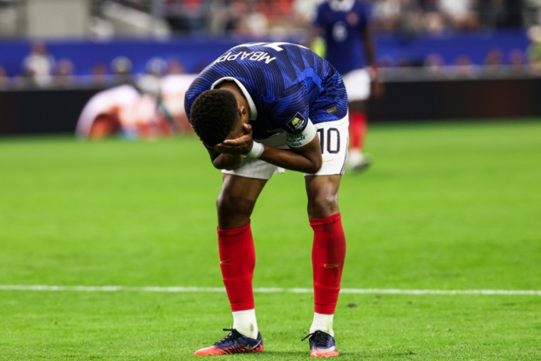 Le désarroi de Kylian Mbappé après l'élimination de la France par l'Espagne en demi-finale de la Coupe du monde au AT&T Stadium d'Arlington, près de Dallas, le 14 juillet 2026 ( AFP / FRANCK FIFE )