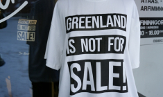 Un tee shirt porte un le slogan "le Groenland n'est pas à vendre!" dans une boutique à Nuuk, la capitale de l'île arctique, le 15 janvier 2026 ( AFP / Alessandro Rampazzo )