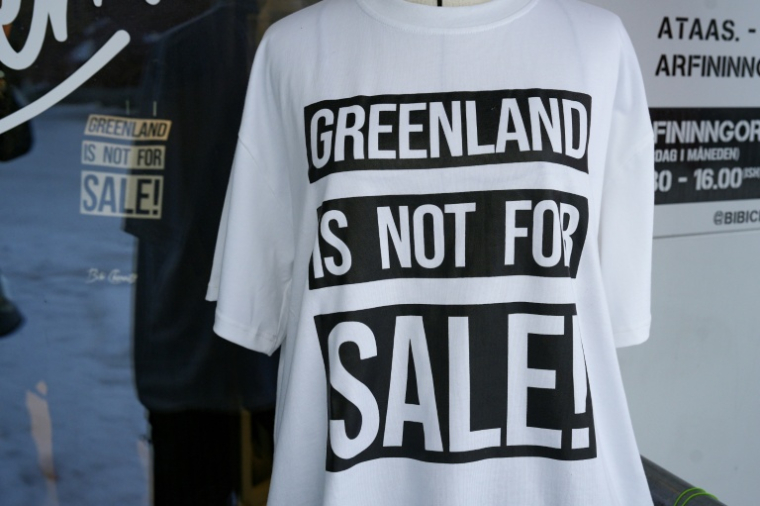 Un tee shirt porte un le slogan "le Groenland n'est pas à vendre!" dans une boutique à Nuuk, la capitale de l'île arctique, le 15 janvier 2026 ( AFP / Alessandro Rampazzo )