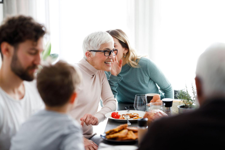 L’assurance-vie est généralement considérée comme un contrat distinct du patrimoine du défunt. Les bénéficiaires désignés reçoivent les capitaux en dehors de la succession, évitant ainsi les dettes du défunt.