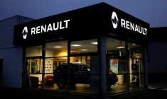 Le logo du constructeur automobile Renault est photographié dans une concession à Vertou