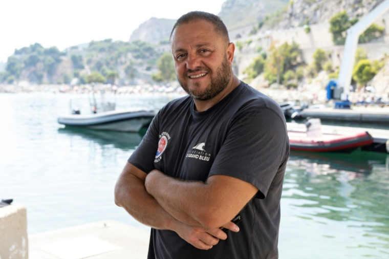 Brahim Timricht, responsable de l'association "Le Grand Bleu", lors d'un cours de natation proposé aux mères des quartiers Nord de Marseille, dans une piscine d'eau de mer, près du port de l'Estaque, le 11 août 2025 ( AFP / Miguel MEDINA )