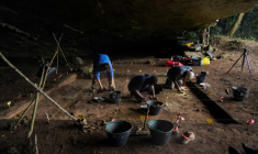 Des étudiants en archéologie participent à des fouilles à l'intérieur de la grotte de Youmbidi à Lastourville (Gabon), le 27 juin 2025. ( AFP / Nao Mukadi )