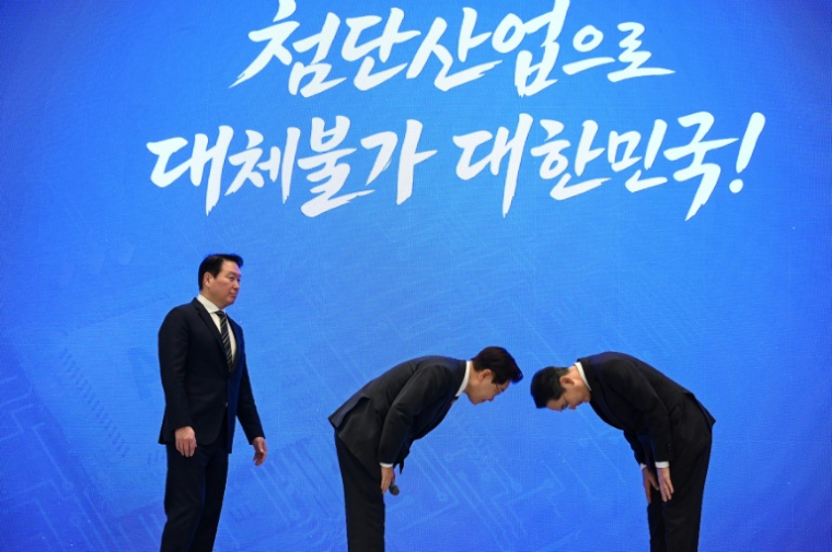 Le président Lee Jae Myung et le patron de Samsung s'inclinent l'un devant l'autre après l'annonce d'un plan public-privé de 1.200 milliards de dollars à Séoul, le 29 juin 2026 ( POOL / KIM Min-Hee )