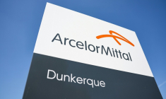 Le logo d'ArcelorMittal à l'entrée de son site de Dunkerque à Grande-Synthe, dans le Nord, le 1er mai 2025 ( AFP / Sameer Al-DOUMY )