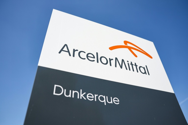 Le logo d'ArcelorMittal à l'entrée de son site de Dunkerque à Grande-Synthe, dans le Nord, le 1er mai 2025 ( AFP / Sameer Al-DOUMY )