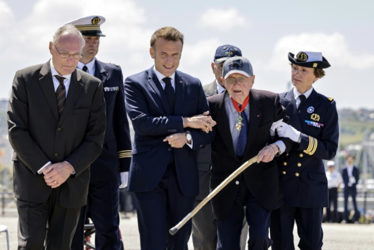 Le président de la République Emmanuel Macron (2e à gauche) avec le vétéran Paul Leterrier (2e à droite) à Cherbourg, dans la Manche, le 7 juin 2024 pour les cérémonies du 80e anniversaire du Débarquement en Normandie ( POOL / André PAIN )