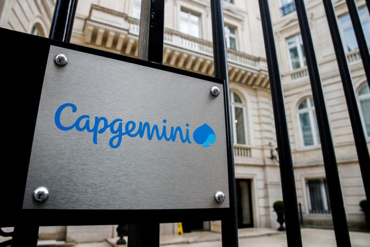 Le logo de Capgemini au siège de la société à Paris