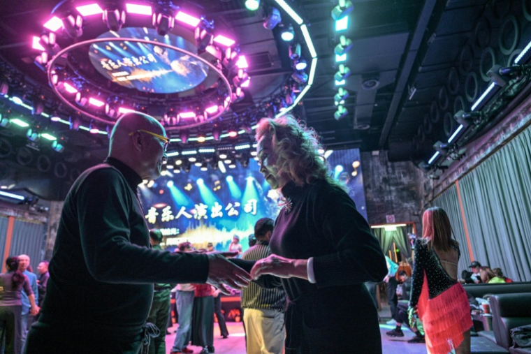Cette photo prise le 10 décembre 2025 montre un duo dans une salle de danse du district de Putuo à Shanghai ( AFP / Hector RETAMAL )