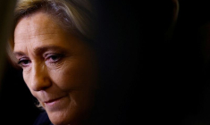Marine Le Pen, présidente du groupe parlementaire du Rassemblement National (RN), s'adresse aux journalistes après l'annonce par le Premier ministre français du recours par le gouvernement à l'article 49.3