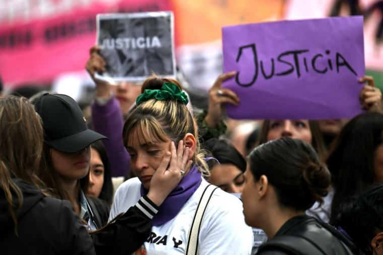 Des proches des trois jeunes femmes assassinées participent à une marche pour la justice à Buenos Aires, le 27 septembre 2025 ( AFP / Luis ROBAYO )