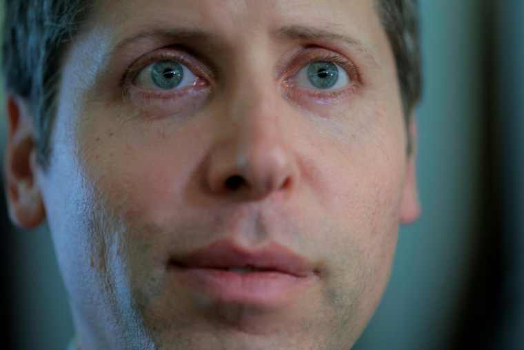 Le patron d'OpenAI, Sam Altman, ici en discussion avec la presse à Washington le 3 janvier 2026, considère que cette prise de participation représente le meilleur moyen de partager les bénéfices de l'intelligence artificielle.pen AI CEO Sam Altman Meets With Lawmakers And Administration Officials In D.C. ( GETTY IMAGES NORTH AMERICA / CHIP SOMODEVILLA )
