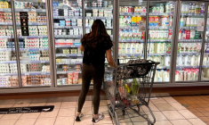 Une femme fait ses courses dans un supermarché à Los Angeles
