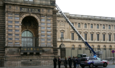 Des policiers français se tiennent à côté du monte-charge utilisé par des cambrioleurs pour pénétrer dans le musée du Louvre, sur le quai François Mitterrand, à Paris, le 19 octobre 2025 ( AFP / Dimitar DILKOFF )