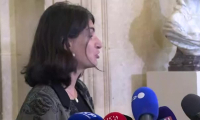 Il y a des "frondeurs socialistes" qui "votent la censure" (LFI)