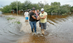 Des personnes secourent un homme lors d'une inondation à Agua Azul, dans la province de Tucuman, en Argentine, le 11 mars 2026 ( AFP / Walter MONTEROS )